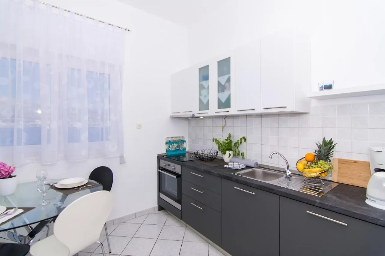 Apartment Apartmani Mlacic Donji Okrug  Croatia