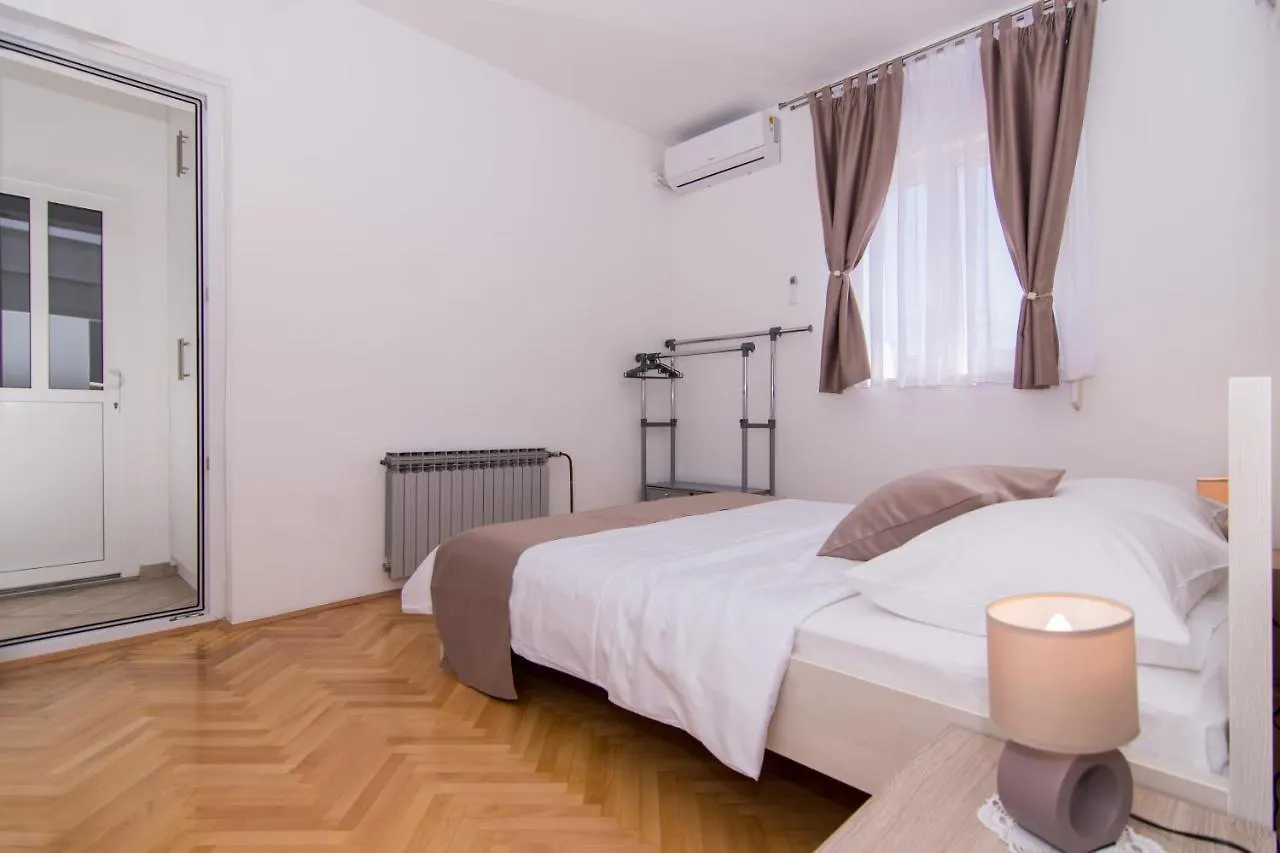 Apartment Apartmani Mlacic Donji Okrug  Croatia